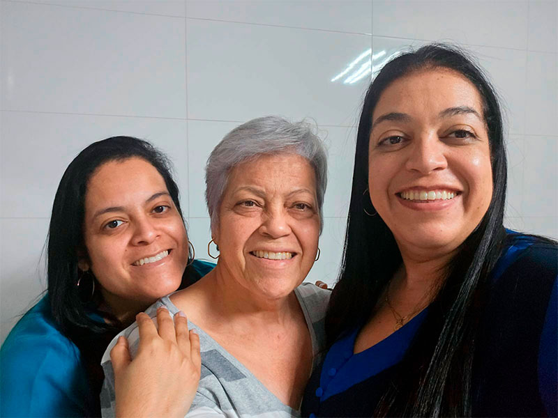Dra. Fabiana, a irmã Mariana e a mãe Marisa