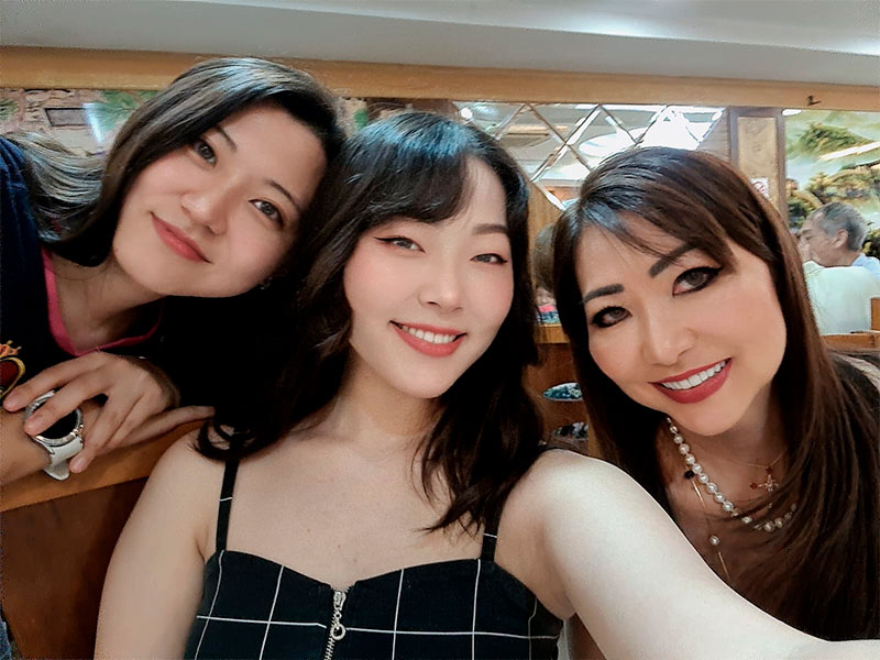 Myna a esquerda e Misa a do meio